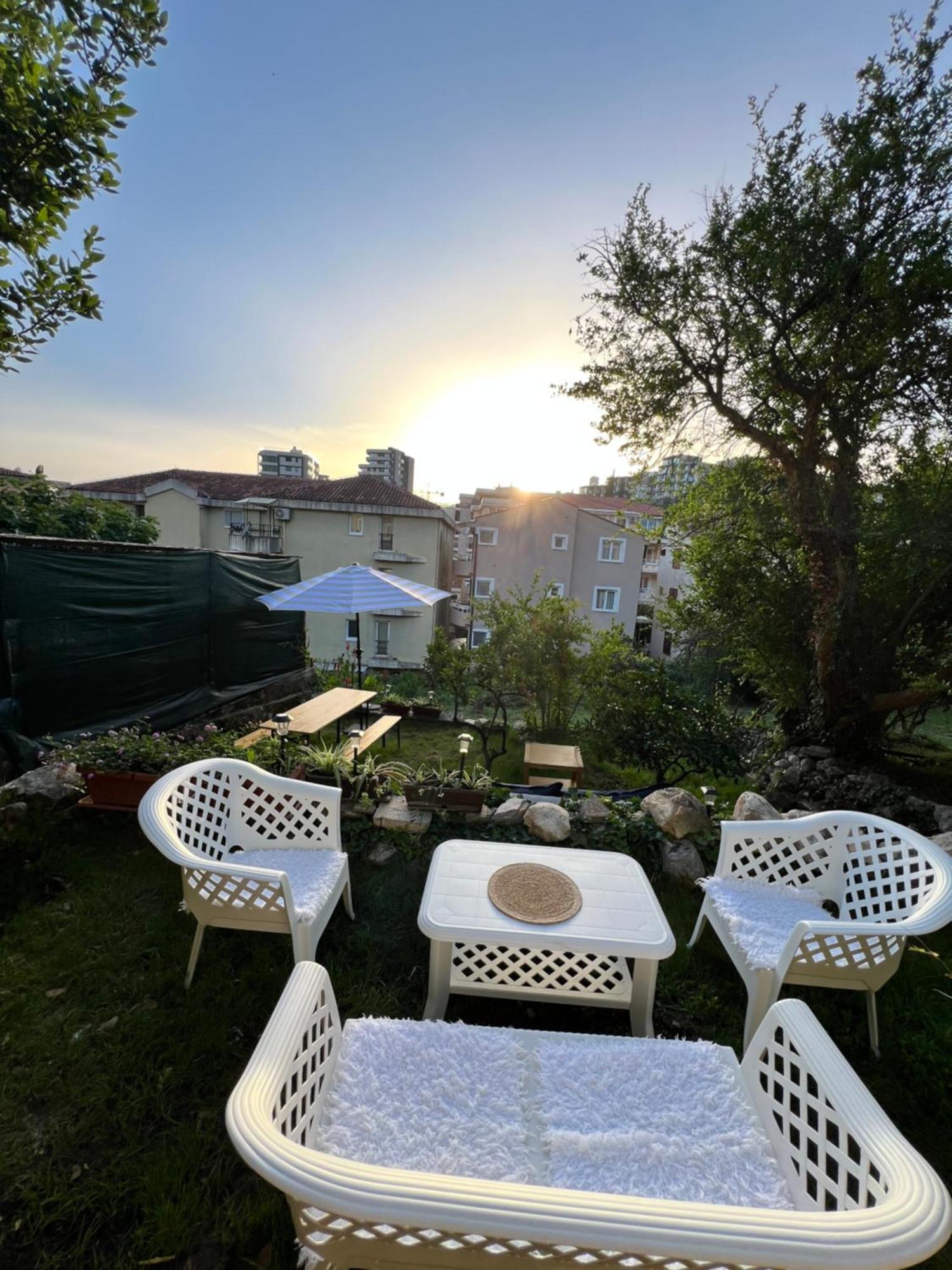 Sunset House & Apartment *